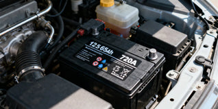 12V 65Ah Starterbatterie im Auto-Motorraum – herkömmliche Blei-Säure-Batterie im Vergleich zu moderner LiFePO4-Technologie