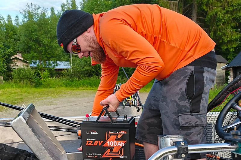 12V 100Ah Lithium-Bootsbatterie im Boot