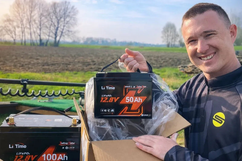 12V 50Ah Lithium-Bootsbatterie bei der Installation
